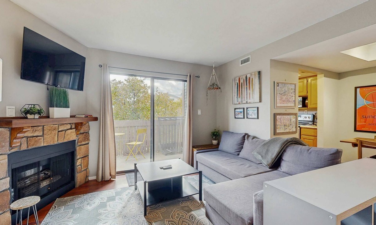 Kimball Junction Condo | Updated Condo minutes from slopes w/pool & hot tub - dog friendly
