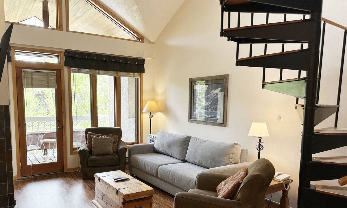 Steamboat Springs Condo | Updated Condo-Access to Multiple Heated Pools-HotTubs-Gym-Garage-Walk to Mtn/Steps to Free Town Bus