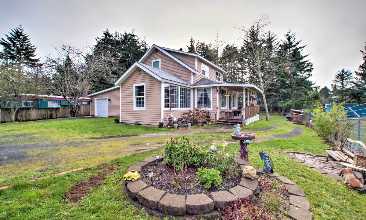 Coos Bay House | Updated Coos Bay Home ~ 2 Mi to Pacific Ocean