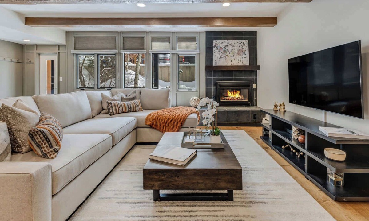 Aspen Apartment | Updated Core 3 BR, 3 BA with AC, Pool & Hot-tub!