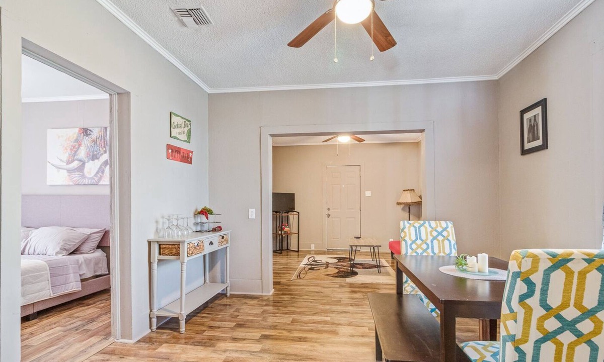 New Iberia Villa | Updated Cottage, pet friendly, full equipped home.