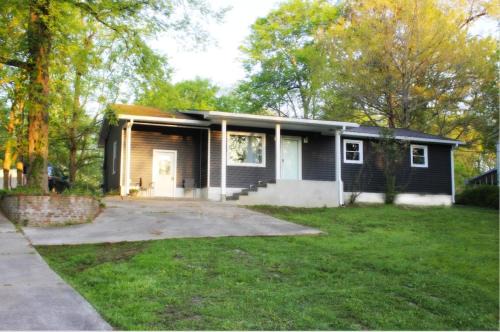 Cadiz House | Updated cottage, Screened Patio, Near Lake Barkley
