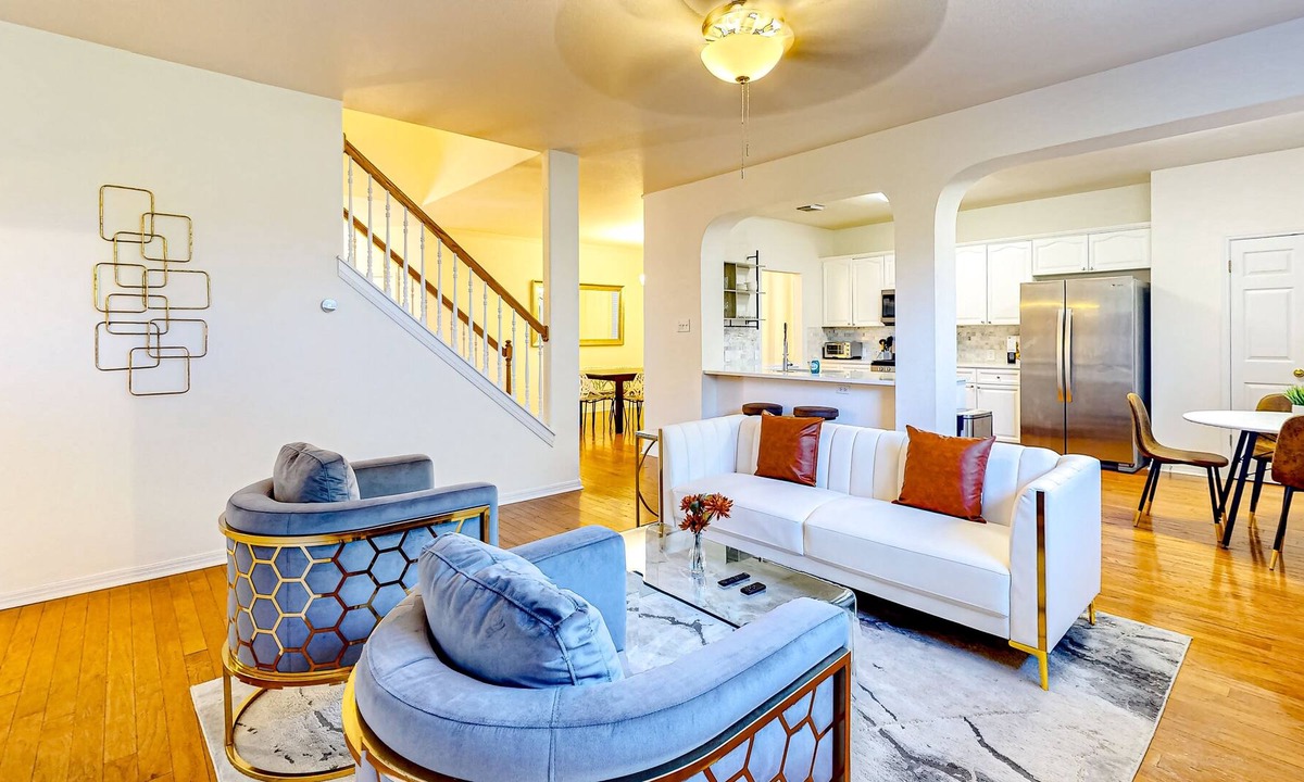 Scofield Farms House | Updated, dog-friendly home with enclosed yard, open layout, jetted tub, & W/D