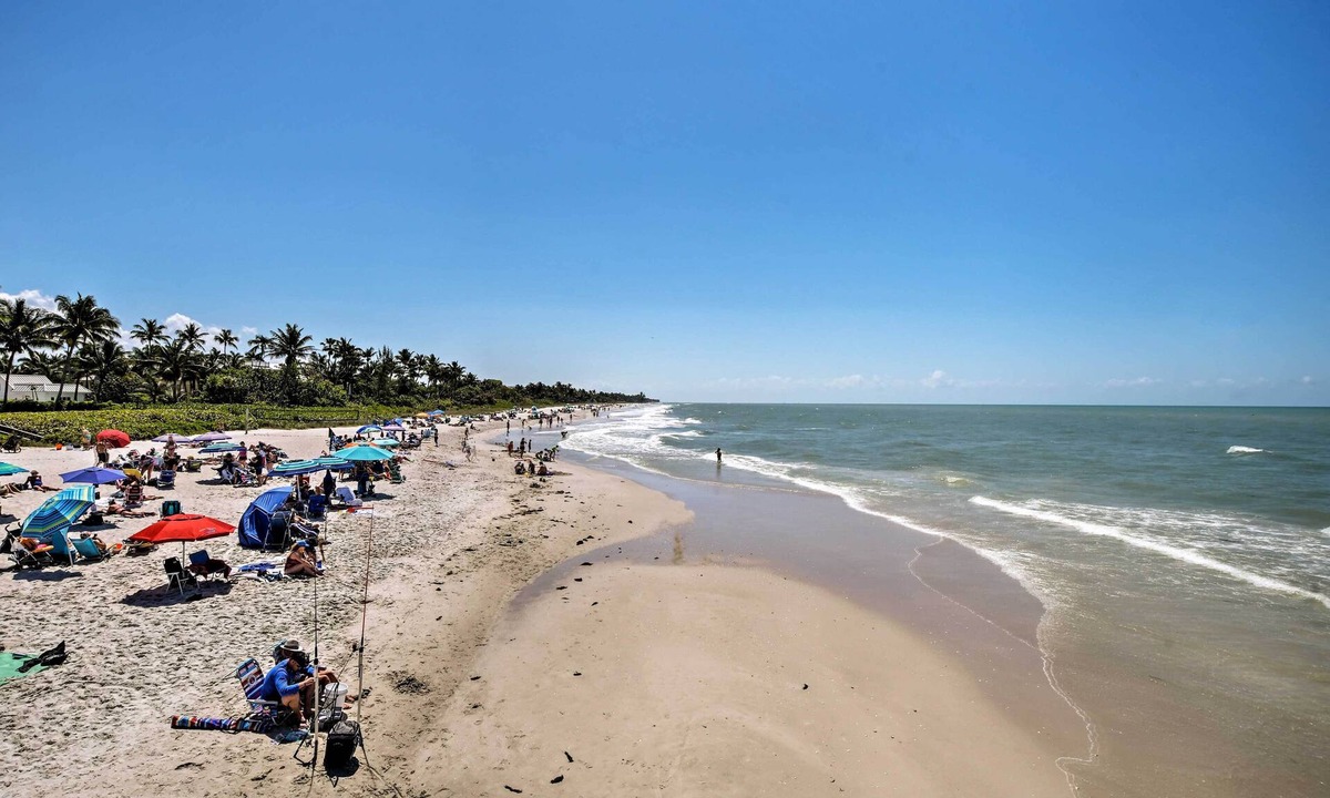 Old Naples Apartment | Updated Dtwn Naples Condo: Across From Beach!