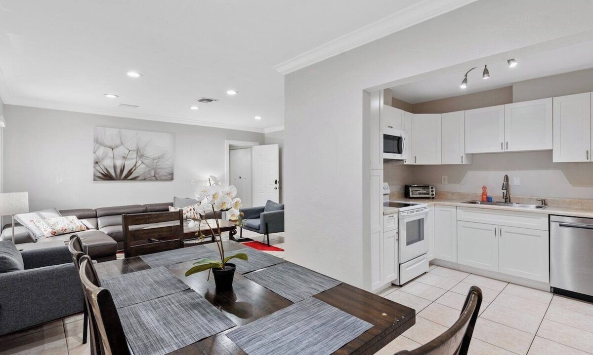 River Oaks House | UPDATED Home in The Oaks - By Avi