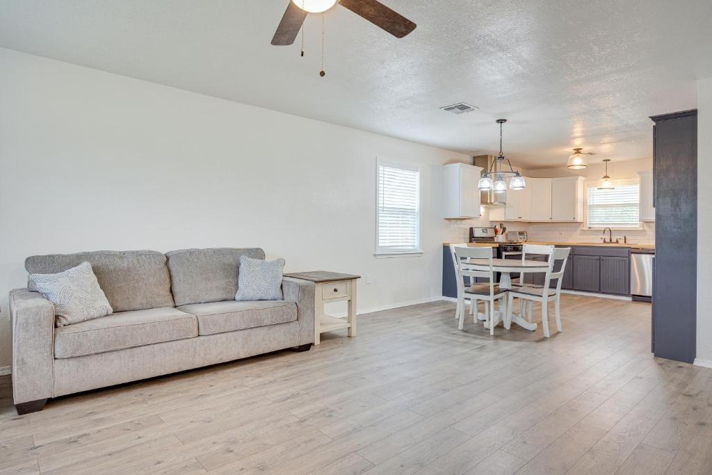 Mangum House | Updated Home w/Yard ~ 14 Mi to Quartz Mountain!