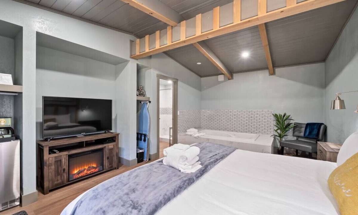 Lakeside Park Bed & Breakfast | Updated King Bed with Jacuzzi! Stay on Stateline at Blue Jay Lodge