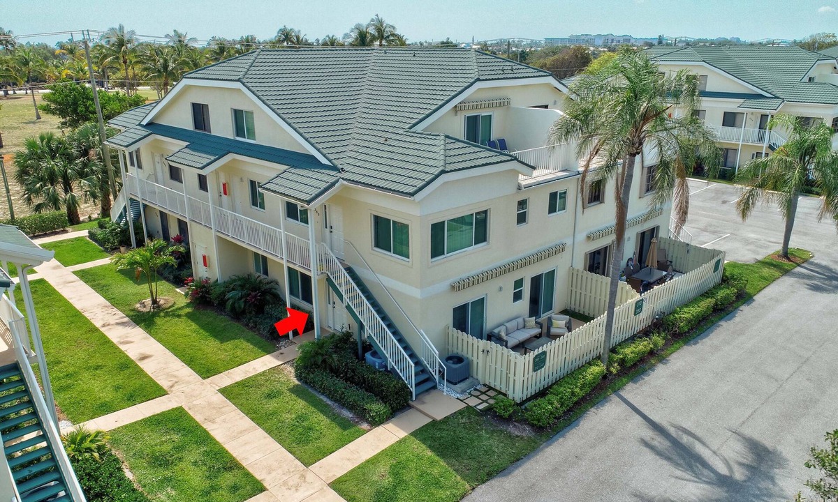 Bella Vista Condo | Updated modern 1st floor condo on Carlin Park and close walk to the ocean