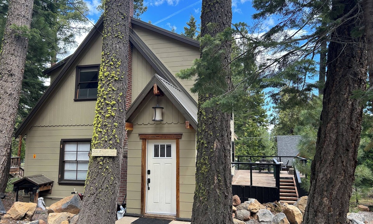 Carnelian Woods House | Updated N. Lake Tahoe Family Cabin, Hot Tub, walk to Tahoe Beaches & Restaurants