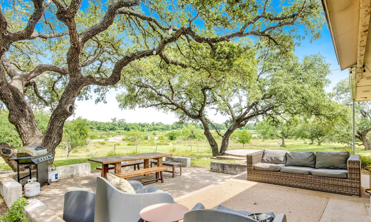 Cottonwood Shores House | Updated riverfront home with great view, patio, grill, & serene location