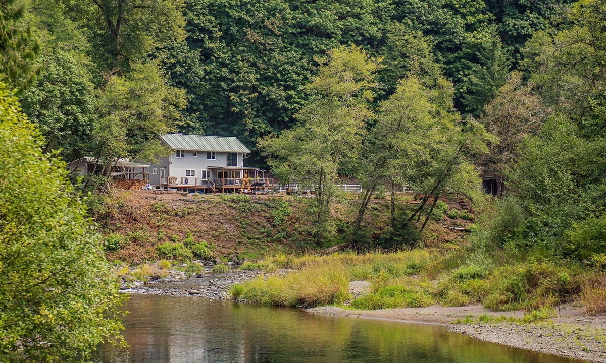 Kalama House | Updated Riverfront Home with Stunning Views, Deck, Kayaks, Fireplace