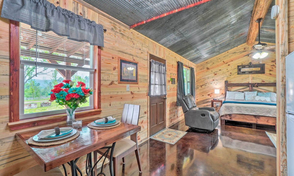 Ozark Cottage | Updated Studio Cabin in Ozark w/Yard & Mtn View
