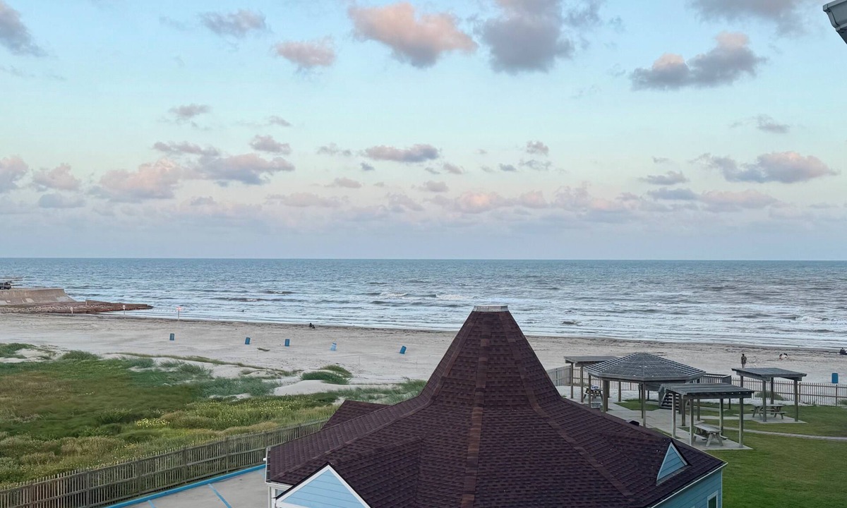 Galveston Condo | Updated! Sunrise-Ocean View, Top Fl, Prvt Beach Access, Pool, W&D, Parking