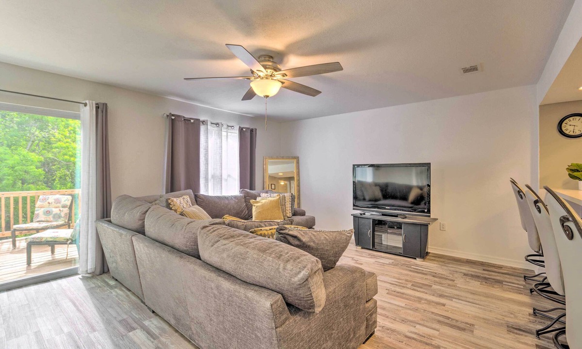 Valparaiso House | Updated Townhome w/Deck ~ 12 Mi to Beaches!