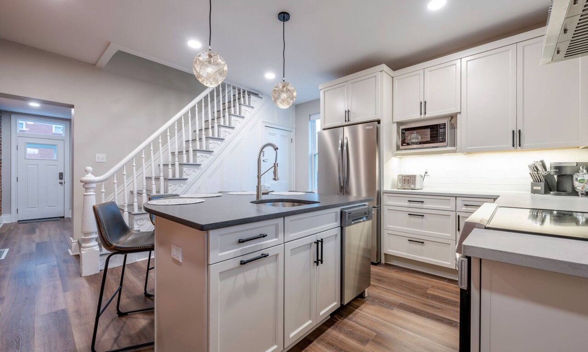 South Side Flats House | Updated Townhome with Private Garage in South Side