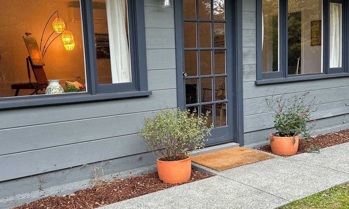 Fairfax House | Updated Tranquil 1BR - Walk To Town