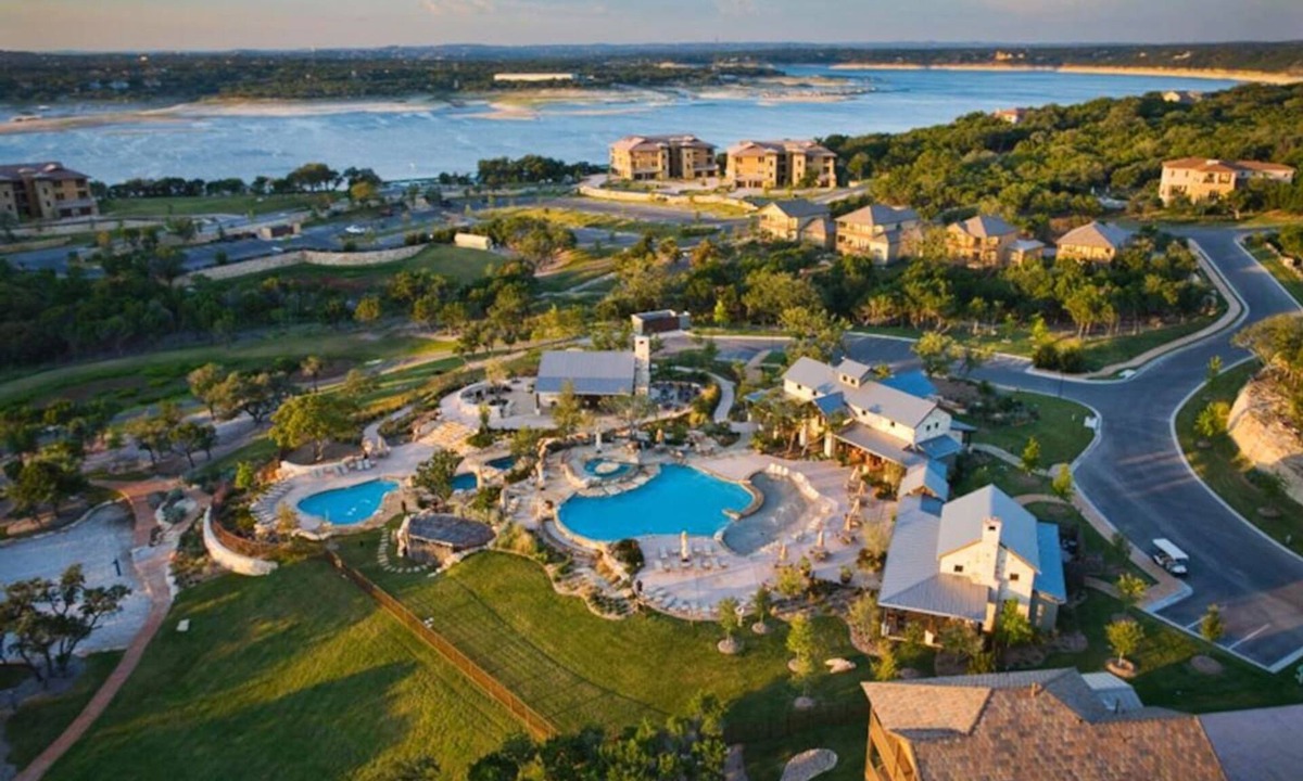 Jonestown Condo | Updated Villa at Hollows - Lake Views/4 Pools
