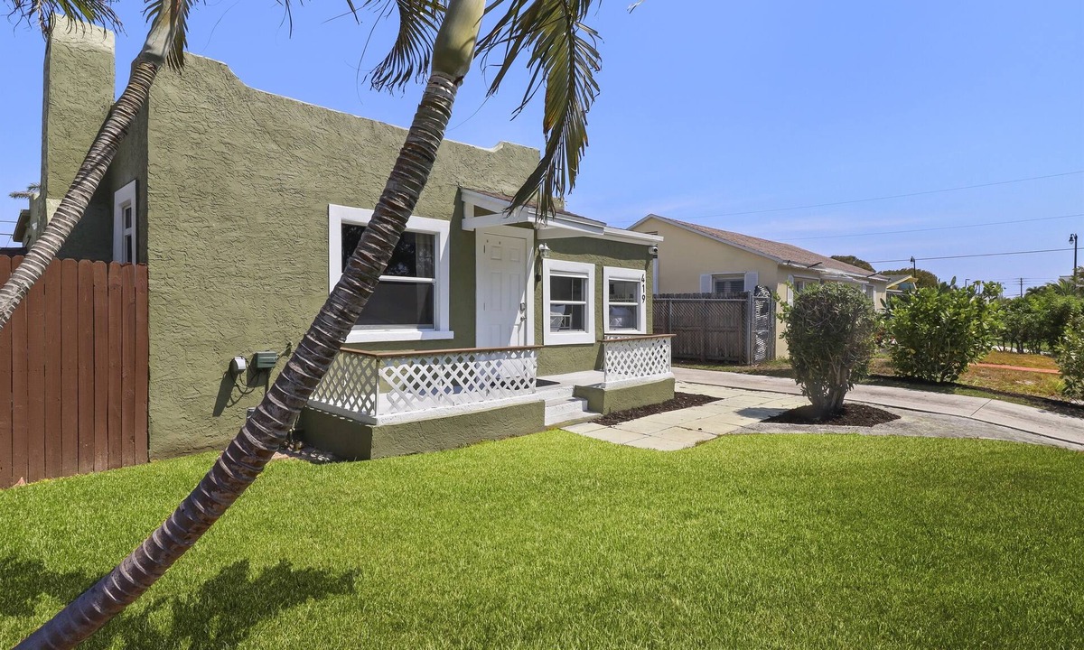 Parker Ridge House | Upgraded Four Bedroom - Palm Wave Stays