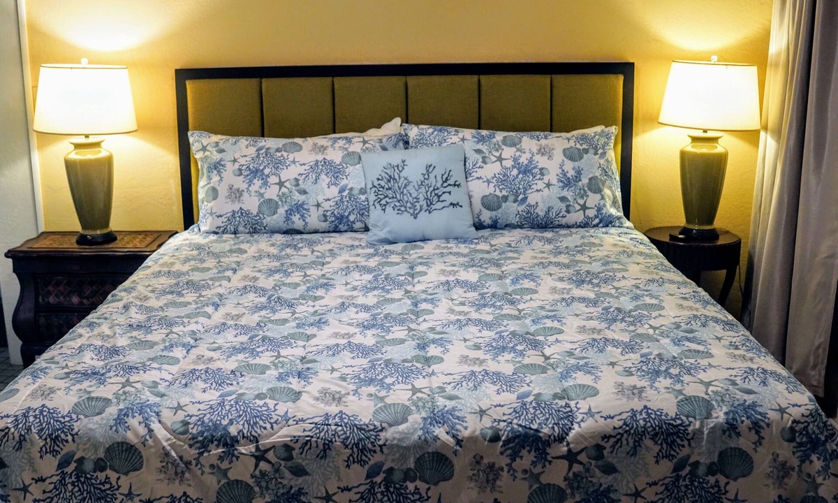 Maili House | Upgraded Makaha remote work and surf oceanfront condo