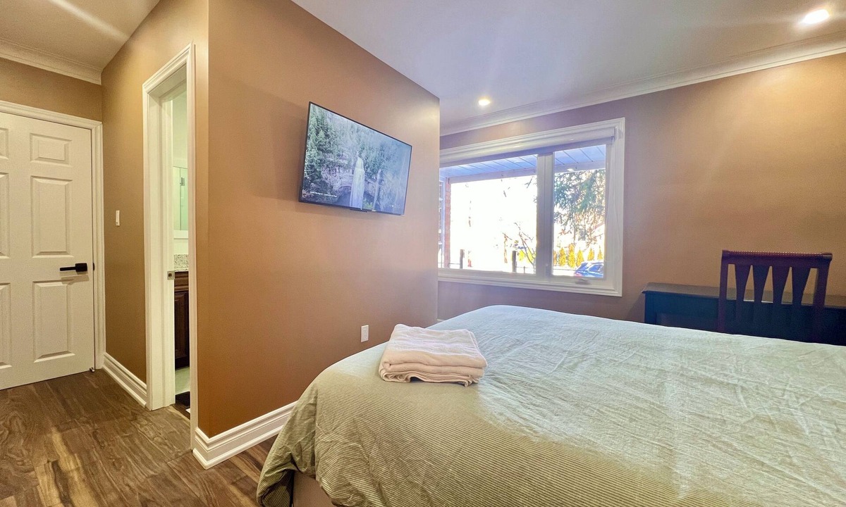 North York House | Upgraded Rooms with Bath 7-min to Subway Near Downsview Rogers Stadium