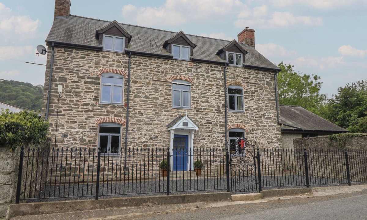 Welshpool Cottage | UPPER DOLARDDYN, pet friendly, with open fire in Castle Caereinion