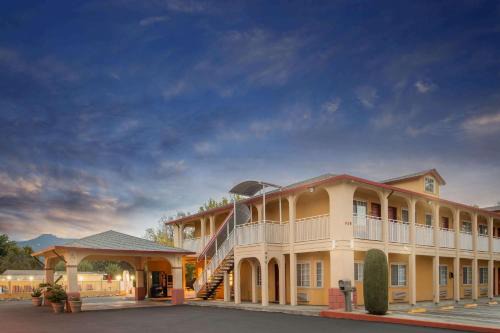 Upper Lake Hotel | Upper Lake Inn & Suites