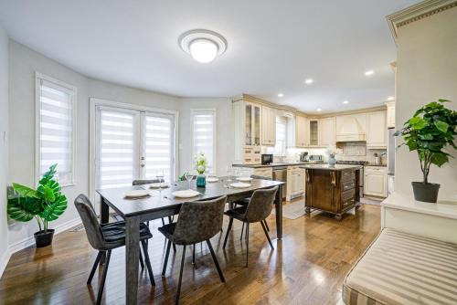 Richmond Hill Villa | Upper-Level Classic House in Richmond Hill