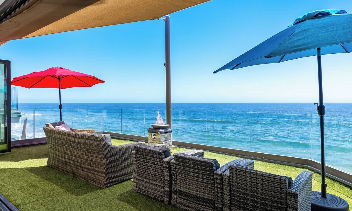 South Oceanside Condo | Upper Level Luxury Oceanfront Condo with a Spa P809-5