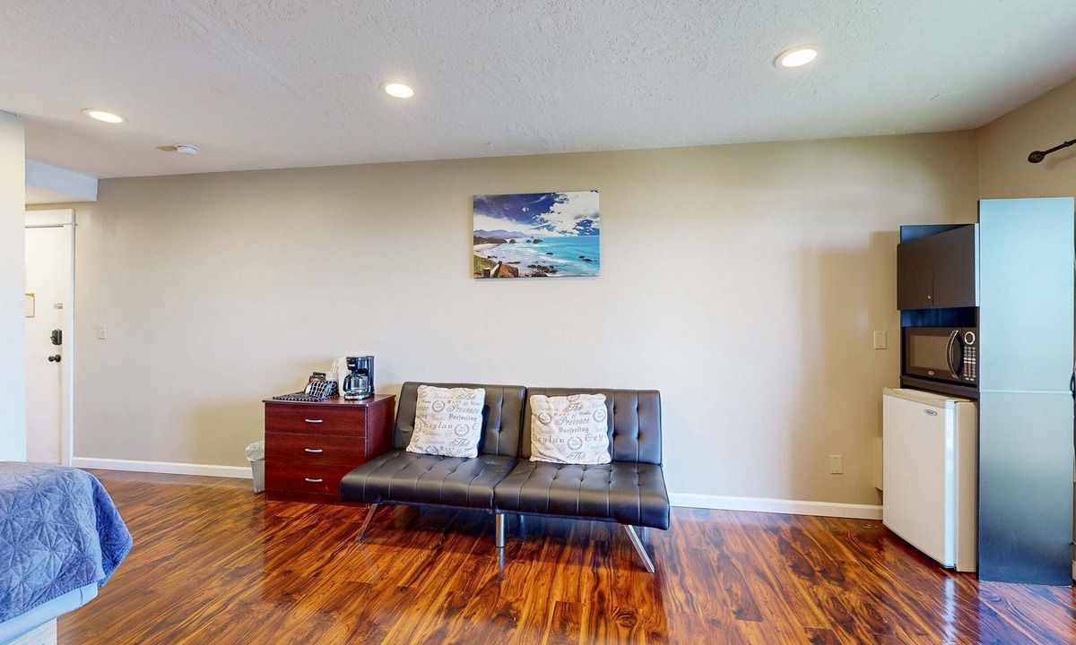Lincoln City House | Upper Level Studio WiFi Close to Beach Access Dogs Welcome