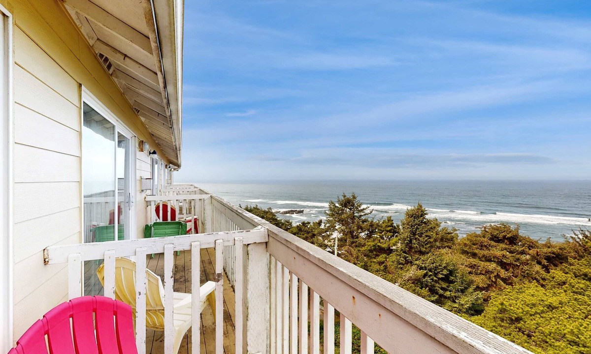 Lincoln City House | Upper-Level Studio with Balcony, Dog-Friendly and Great Ocean Views