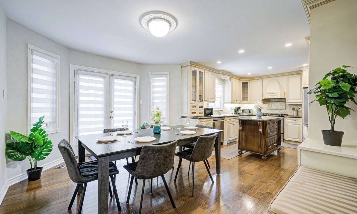 Richmond Hill House | Upper-Level Stylish Classic House in RH
