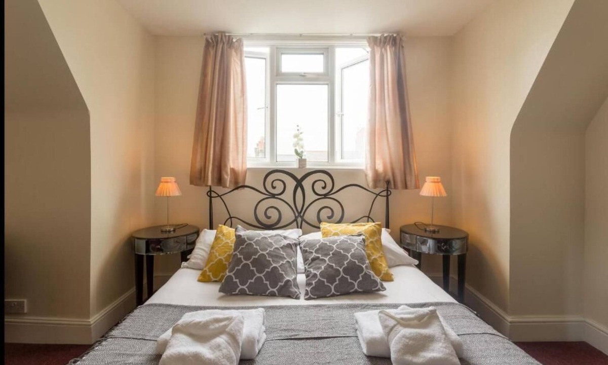 Kemptown Hotel | Upper Rock 10 - double room en-suite