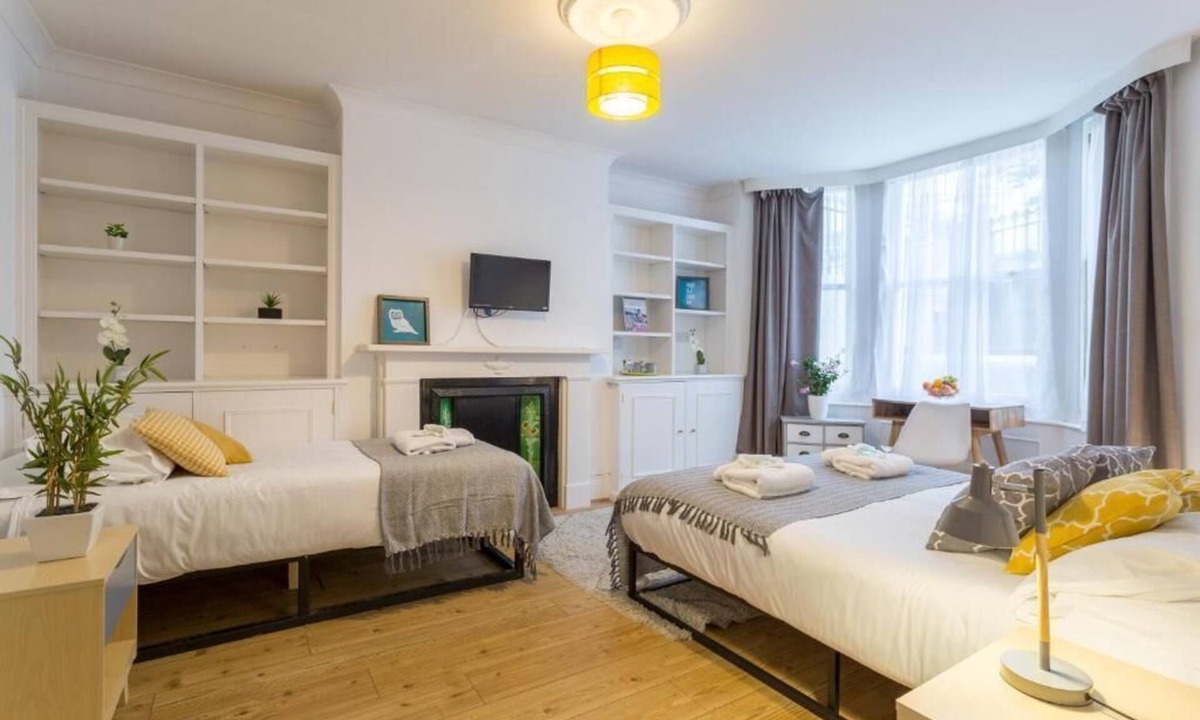 Seafront Hotel | Upper Rock B1 - triple room en-suite