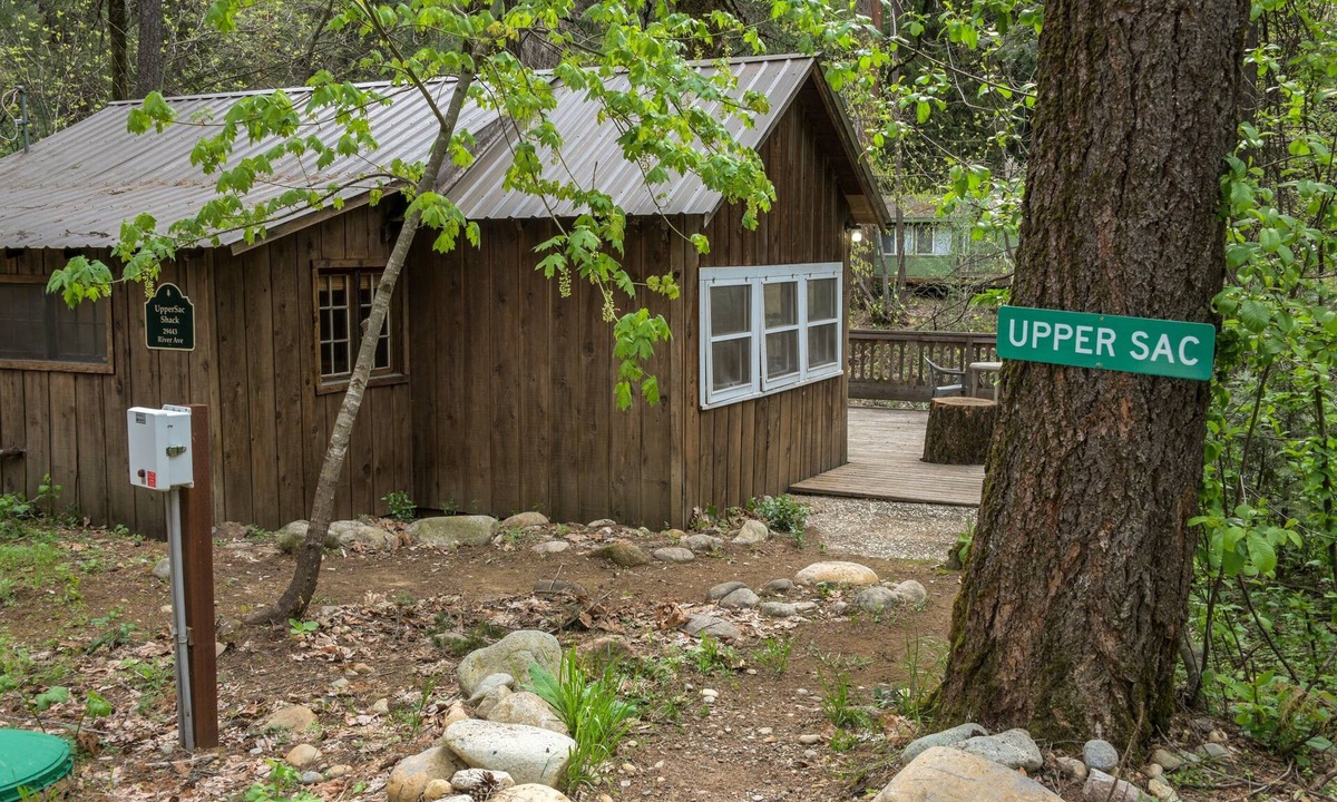 Castella Cabin | Upper Sac Shack Charming Cabin on Sacramento River