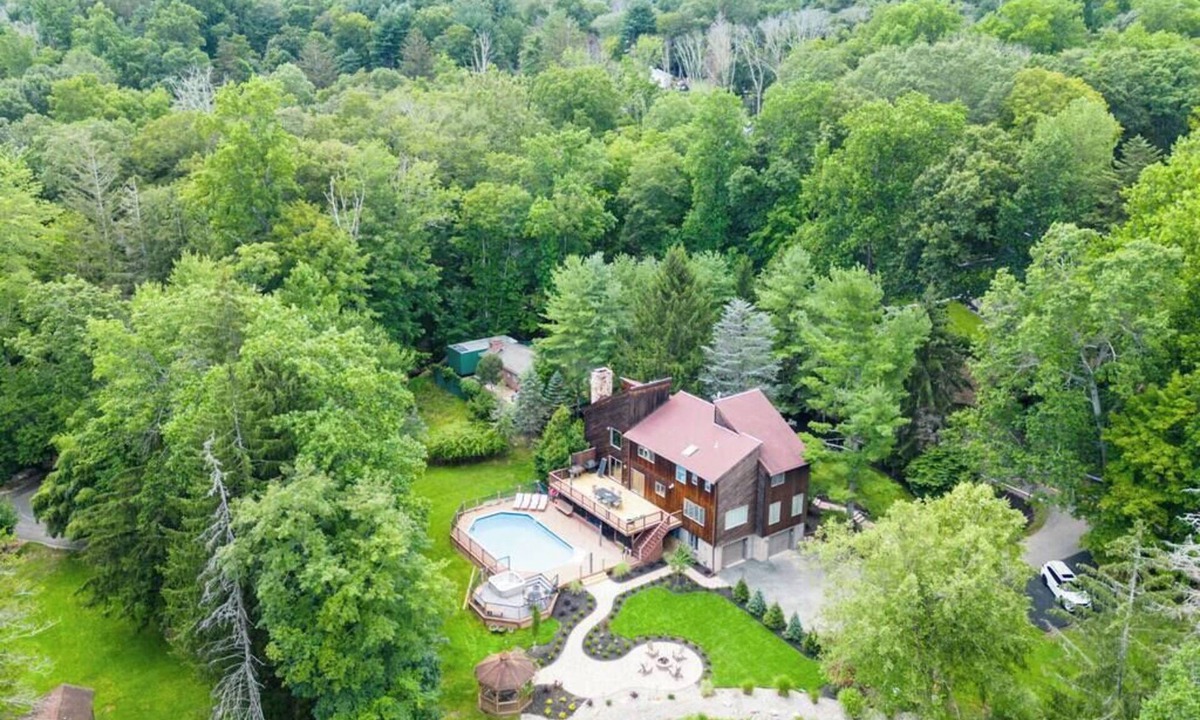 Airmont House | Upper Saddle River Resort with Pool and Lake Access