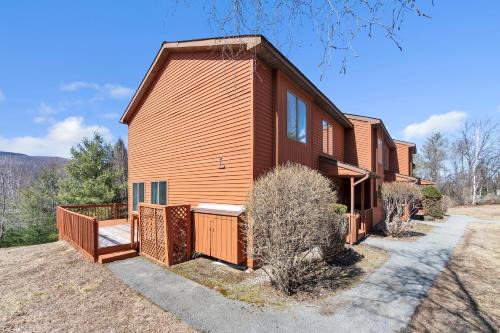 North Creek House | Upper Sleighride 25L - Wrap-Around Deck End Unit