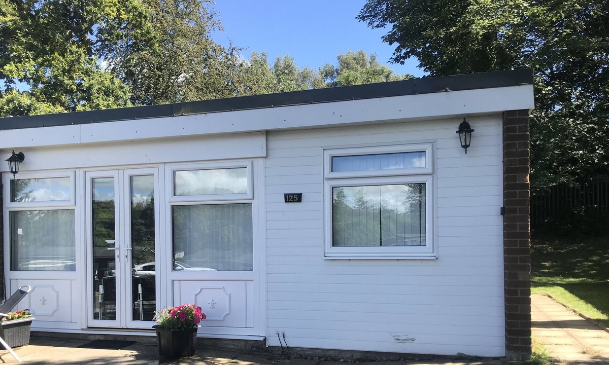 Bont Newydd Ski Chalet | Upper snowdon white lodge.