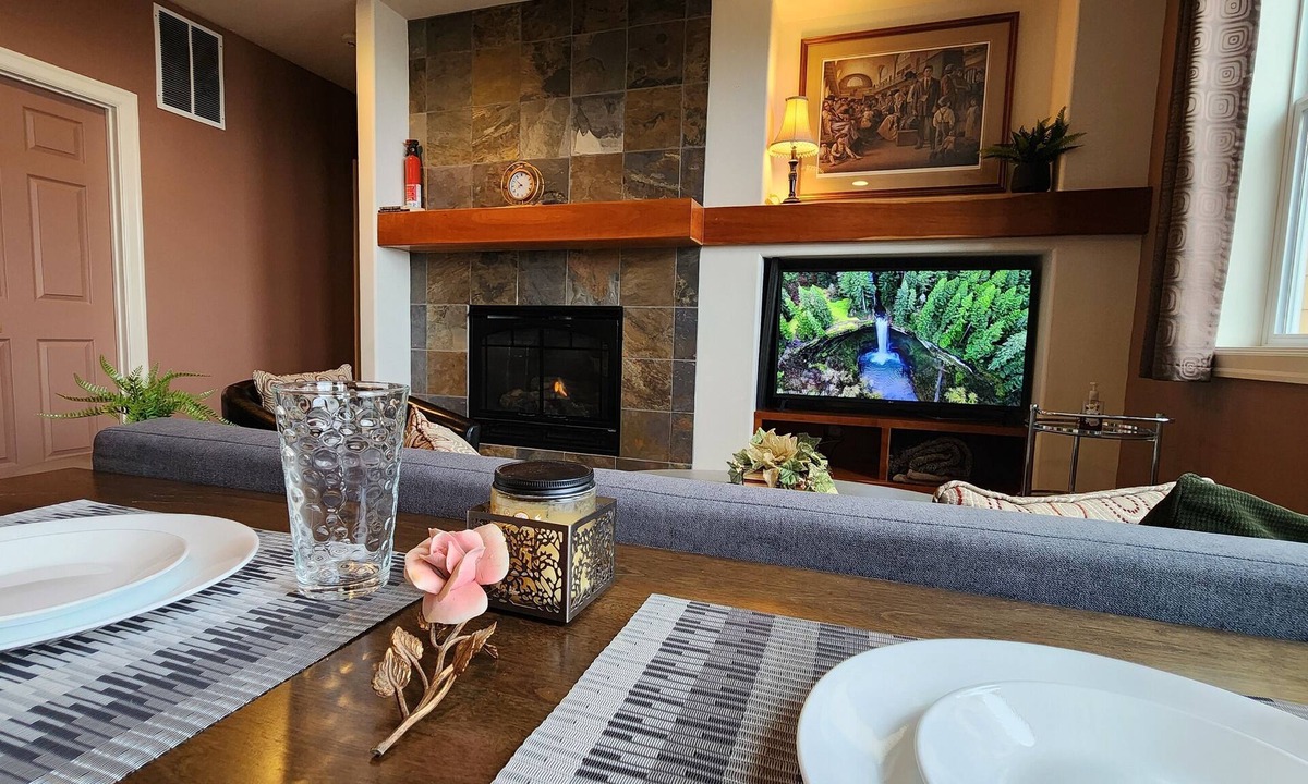 Thurston Apartment | Upscale 2-bedroom Daylight Apartment in Springfield