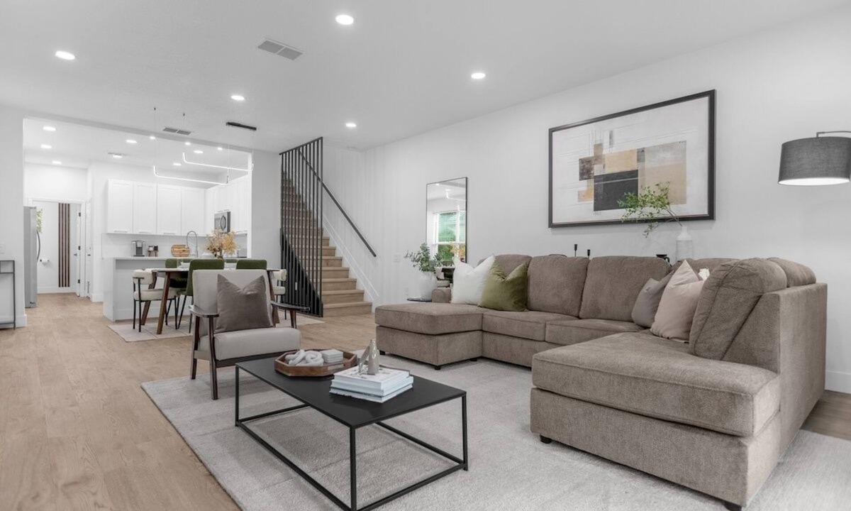 Casselberry House | Upscale 3/2 Townhome | King Bed | Patio | Wifi