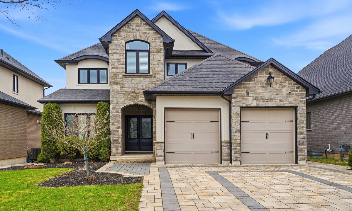 Welland House | Upscale 3 Bedroom Welland Retreat with Parking