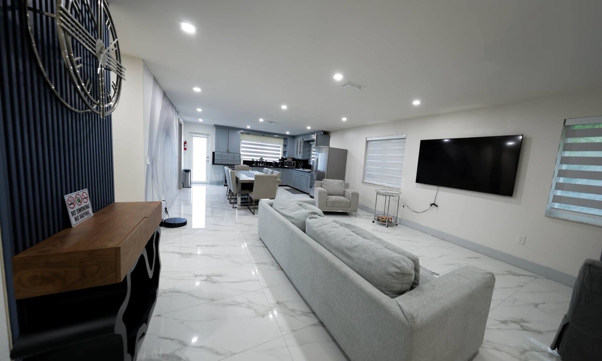 Seybold Apartment | Upscale 3BR/3BA Waterfront Apt/Sleep 7
