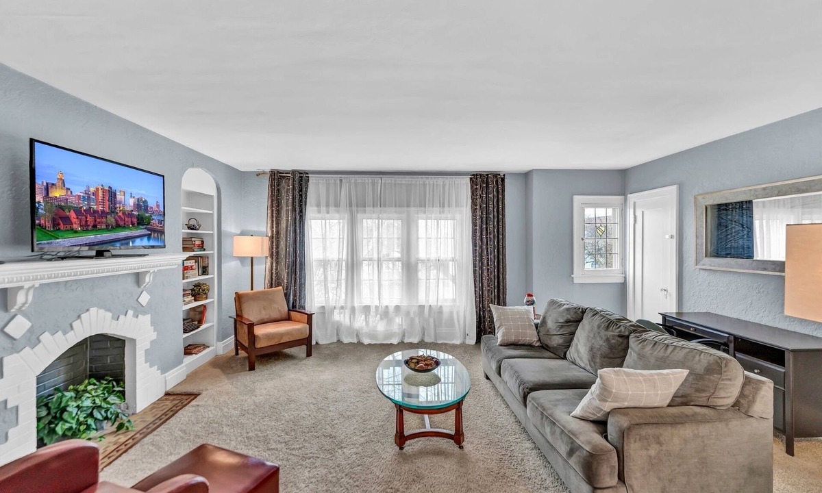 North Buffalo Apartment | Upscale 3BR Retreat – Quiet North Buffalo Location