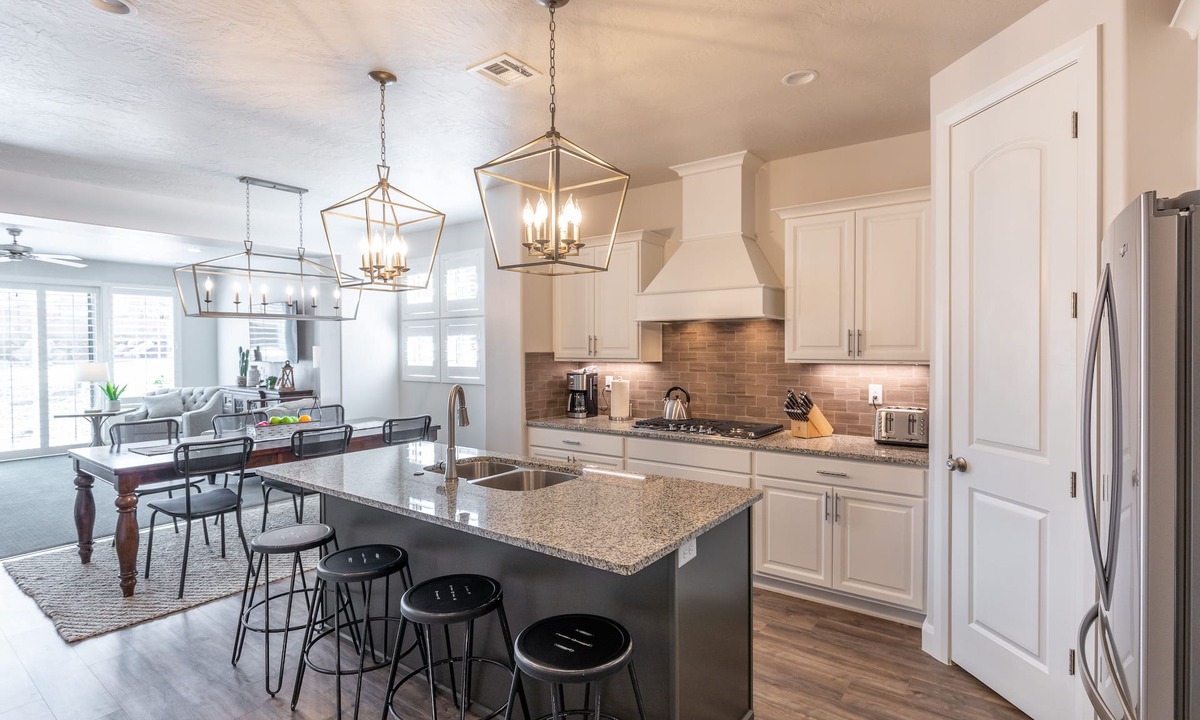 St. George Villa | Upscale 4BR Sleeps 20 - 4 King Suites & Fire Pit