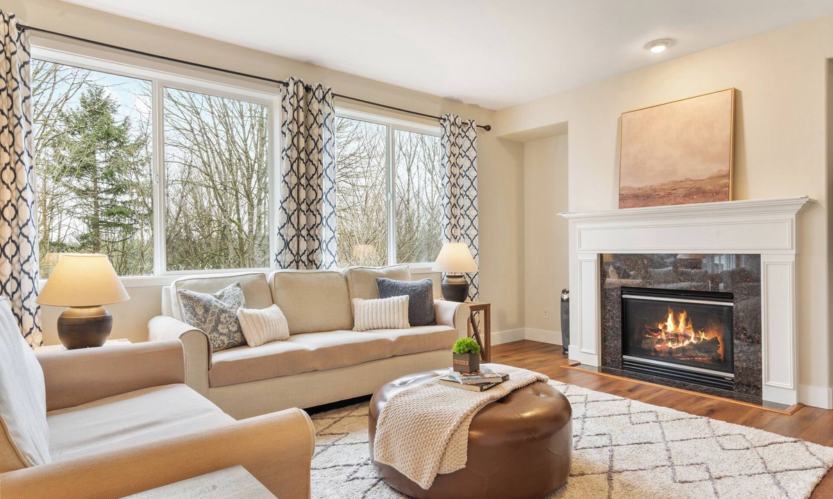 Mountlake Terrace House | Upscale 4BR Upper Unit with Fireplace & Greenbelt Views