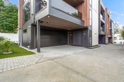Orakei House | Upscale Abode with Lift, Sea and Skyline Views