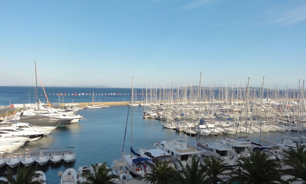 Hyeres Apartment | Upscale apartment in a quiet location, accessible for disabled people