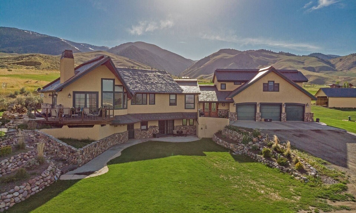 Salmon Apartment | Upscale Apartment with Panoramic Views