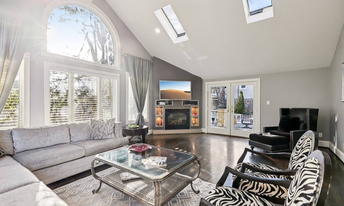 Bethesda House | Upscale Bethesda Home Pool, Piano & Bar