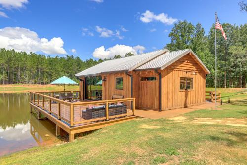 Thomaston House | Upscale Cabin Comfort in Thomaston with 2 Decks!