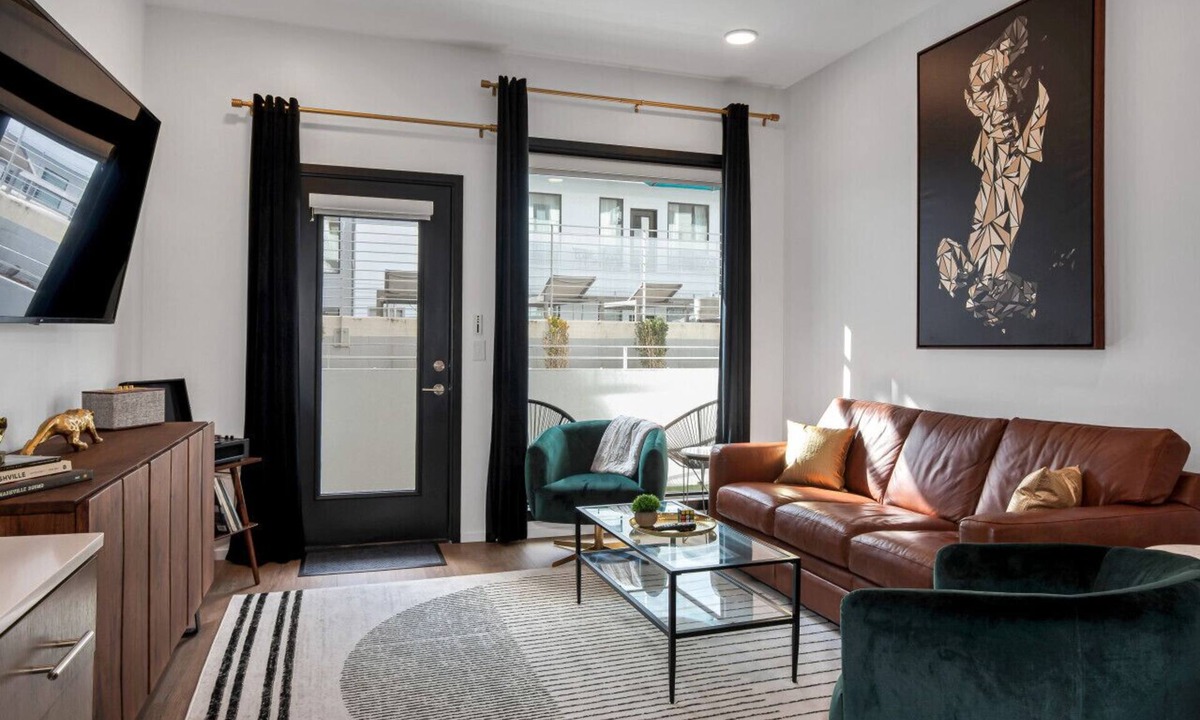 Edgehill Condo | UPSCALE Cozy Nashville Condo★ POOL, PATIO, PARKING